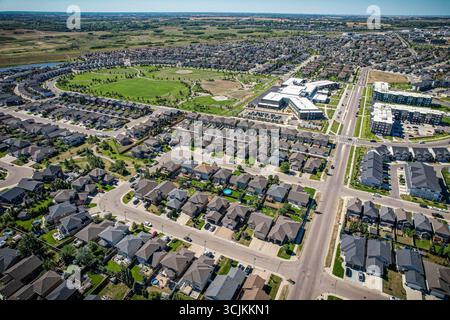 Vue aérienne de Stonebridge qui est un quartier principalement résidentiel situé dans le centre-sud de Saskatoon, Saskatchewan, Canada. C'est un suburbain subd Banque D'Images
