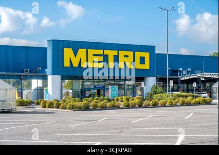 Zvolen, Slovaquie - 7 septembre 2025 : magasin Metro cash and carry. Metro AG est l'un des principaux grossistes internationaux en produits alimentaires. Banque D'Images