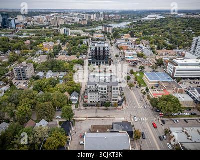 Une photo aérienne prise par drone du quartier Nutana à Saskatoon, en Saskatchewan, mettant en évidence des maisons historiques, des rues bordées d'arbres, des parcs, et vues panoramiques Banque D'Images