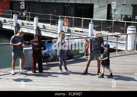 Sydney, Australie. 8 septembre 2025. Les Maclean Brothers rampent au Musée maritime pour promouvoir leur record du monde dans le pacifique. Jamie, Ewan et Lachlan Maclean ont ramé plus de 9 000 miles (7 821 miles nautiques) sans escale du Pérou, devenant ainsi la première équipe à terminer la traversée complète de l'Amérique du Sud à l'Australie. Les frères ont enduré des tempêtes, le mal de mer, des blessures et une quasi-catastrophe lorsque Lachlan a été jeté par-dessus bord, tout en levant plus de 876 000 £ (1,81 million de dollars australiens) pour atteindre un objectif de 1 million de £ pour des projets d'eau potable. Ils ont été accueillis par certaines personnes avec des drapeaux écossais. Crédit : Richard Banque D'Images