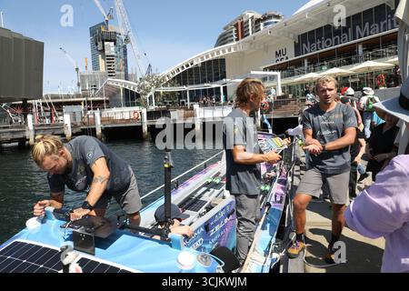 Sydney, Australie. 8 septembre 2025. Les Maclean Brothers rampent au Musée maritime pour promouvoir leur record du monde dans le pacifique. Jamie, Ewan et Lachlan Maclean ont ramé plus de 9 000 miles (7 821 miles nautiques) sans escale du Pérou, devenant ainsi la première équipe à terminer la traversée complète de l'Amérique du Sud à l'Australie. Les frères ont enduré des tempêtes, le mal de mer, des blessures et une quasi-catastrophe lorsque Lachlan a été jeté par-dessus bord, tout en levant plus de 876 000 £ (1,81 million de dollars australiens) pour atteindre un objectif de 1 million de £ pour des projets d'eau potable. Ils ont été accueillis par certaines personnes avec des drapeaux écossais. Crédit : Richard Banque D'Images
