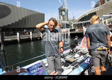 Sydney, Australie. 8 septembre 2025. Les Maclean Brothers rampent au Musée maritime pour promouvoir leur record du monde dans le pacifique. Jamie, Ewan et Lachlan Maclean ont ramé plus de 9 000 miles (7 821 miles nautiques) sans escale du Pérou, devenant ainsi la première équipe à terminer la traversée complète de l'Amérique du Sud à l'Australie. Les frères ont enduré des tempêtes, le mal de mer, des blessures et une quasi-catastrophe lorsque Lachlan a été jeté par-dessus bord, tout en levant plus de 876 000 £ (1,81 million de dollars australiens) pour atteindre un objectif de 1 million de £ pour des projets d'eau potable. Ils ont été accueillis par certaines personnes avec des drapeaux écossais. Crédit : Richard Banque D'Images