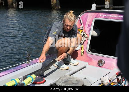 Sydney, Australie. 8 septembre 2025. Les Maclean Brothers rampent au Musée maritime pour promouvoir leur record du monde dans le pacifique. Jamie, Ewan et Lachlan Maclean ont ramé plus de 9 000 miles (7 821 miles nautiques) sans escale du Pérou, devenant ainsi la première équipe à terminer la traversée complète de l'Amérique du Sud à l'Australie. Les frères ont enduré des tempêtes, le mal de mer, des blessures et une quasi-catastrophe lorsque Lachlan a été jeté par-dessus bord, tout en levant plus de 876 000 £ (1,81 million de dollars australiens) pour atteindre un objectif de 1 million de £ pour des projets d'eau potable. Ils ont été accueillis par certaines personnes avec des drapeaux écossais. Crédit : Richard Banque D'Images