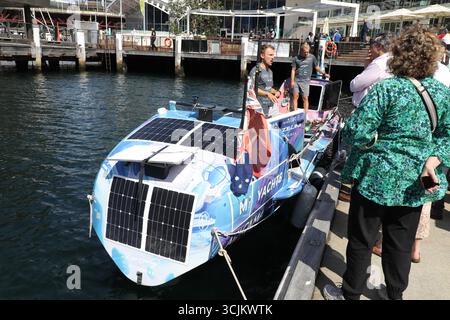 Sydney, Australie. 8 septembre 2025. Les Maclean Brothers rampent au Musée maritime pour promouvoir leur record du monde dans le pacifique. Jamie, Ewan et Lachlan Maclean ont ramé plus de 9 000 miles (7 821 miles nautiques) sans escale du Pérou, devenant ainsi la première équipe à terminer la traversée complète de l'Amérique du Sud à l'Australie. Les frères ont enduré des tempêtes, le mal de mer, des blessures et une quasi-catastrophe lorsque Lachlan a été jeté par-dessus bord, tout en levant plus de 876 000 £ (1,81 million de dollars australiens) pour atteindre un objectif de 1 million de £ pour des projets d'eau potable. Ils ont été accueillis par certaines personnes avec des drapeaux écossais. Crédit : Richard Banque D'Images