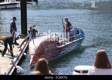 Sydney, Australie. 8 septembre 2025. Les Maclean Brothers rampent au Musée maritime pour promouvoir leur record du monde dans le pacifique. Jamie, Ewan et Lachlan Maclean ont ramé plus de 9 000 miles (7 821 miles nautiques) sans escale du Pérou, devenant ainsi la première équipe à terminer la traversée complète de l'Amérique du Sud à l'Australie. Les frères ont enduré des tempêtes, le mal de mer, des blessures et une quasi-catastrophe lorsque Lachlan a été jeté par-dessus bord, tout en levant plus de 876 000 £ (1,81 million de dollars australiens) pour atteindre un objectif de 1 million de £ pour des projets d'eau potable. Ils ont été accueillis par certaines personnes avec des drapeaux écossais. Crédit : Richard Banque D'Images
