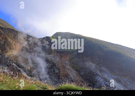 Zone de loisirs de Xiaoyoukeng (parc géologique avec évents à vapeur de soufre volcanique) à Yangmingshan, Taïwan Banque D'Images