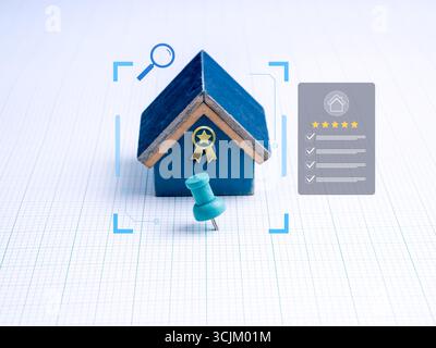 Sélection de la maison et concept de valeur de la propriété avec maison en bois, liste de contrôle et icônes de notation. Concept de l'immobilier, achat de maison, qualité du logement, locati Banque D'Images