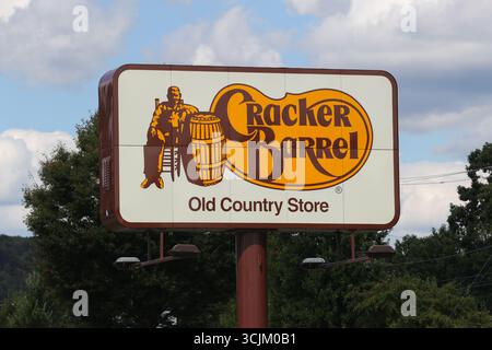 Muncy, États-Unis. 07 septembre 2025. Le logo Cracker Barrel est visible sur un panneau à l'extérieur de l'un de ses restaurants. Crédit : SOPA images Limited/Alamy Live News Banque D'Images