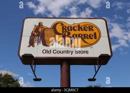 Muncy, États-Unis. 07 septembre 2025. Le logo Cracker Barrel est visible sur un panneau à l'extérieur de l'un de ses restaurants. Crédit : SOPA images Limited/Alamy Live News Banque D'Images