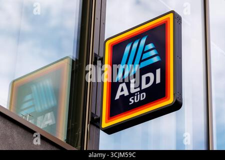 Stuttgart, Allemagne. 04th Sep, 2025. Le logo Aldi Süd est visible dans une succursale de la société à Stuttgart (Bade-Württemberg) le 4 septembre 2025. Aldi est l'un des dix plus grands groupes de distribution au monde. (Image symbole, photo symbole, illustration, photo symbolique, photo illustrative, image thème, image générale, photo thème) crédit : Matthias Balk/dpa/Alamy Live News Banque D'Images