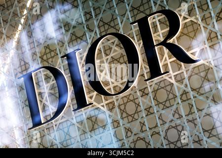 Stuttgart, Allemagne. 04th Sep, 2025. Le logo et le lettrage de la marque Dior (Christian Dior GmbH) sont visibles sur la façade d'un magasin d'entreprise à Stuttgart (Bade-Württemberg) le 4 septembre 2025. Christian Dior S.A. est un fabricant de produits de luxe français appartenant au groupe de produits de luxe LVMH. (image symbole, photo symbole, illustration, photo symbolique, photo illustrative, image thème, image générale, photo thème) crédit : Matthias Balk/dpa/Alamy Live News Banque D'Images