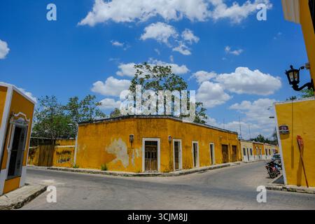 Izamal, Mexique - 23 avril 2025 : vue d'une rue à Izamal, Yucatan, Mexique. Banque D'Images