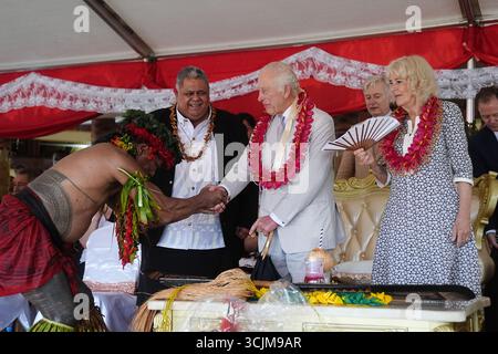 Dossier photo datée du 26/10/24 du roi Charles III remerciant une personne qui lui a offert un cadeau lors d'une cérémonie d'adieu au village de Siumu le dernier jour de la visite royale en Australie et aux Samoa. La troisième année du roi en tant que monarque a été la plus occupée et la plus voyagée jusqu'à présent, malgré le fait qu'il continue à recevoir un traitement contre le cancer, l'analyse suggère. Charles a effectué des engagements officiels sur 174 jours au cours des 12 derniers mois, contre 133 l'année précédente et 161 la première année de son règne. Date de la photo : lundi 8 septembre 2025. Banque D'Images
