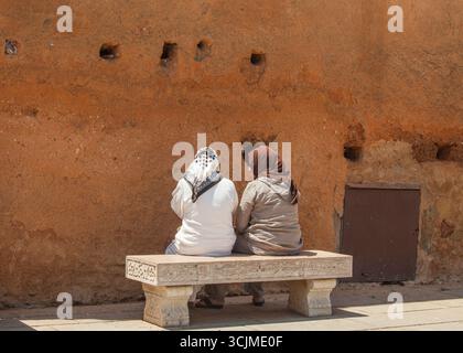 Deux femmes marocaines discutant sur un banc Banque D'Images
