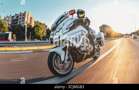 Officier de police conduisant une moto BMW avec des feux clignotants sur l'autoroute Banque D'Images