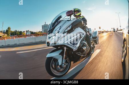 Officier de police conduisant une moto BMW avec des feux clignotants sur l'autoroute Banque D'Images