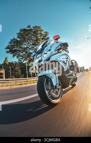 Officier de police conduisant une moto BMW avec des feux clignotants sur l'autoroute Banque D'Images