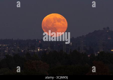 Los Angeles, États-Unis. 07 septembre 2025. La pleine lune, également connue sous le nom de Corn Moon, se lève dans le ciel à Los Angeles. (Photo de Ringo Chiu/SOPA images/SIPA USA) crédit : SIPA USA/Alamy Live News Banque D'Images