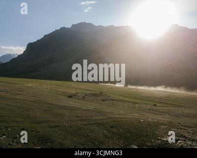 Vue aérienne du soleil enflammer le paysage montagneux, projetant une lueur dorée sur le terrain aride près de Kaza, Himachal Pradesh, Inde. Banque D'Images