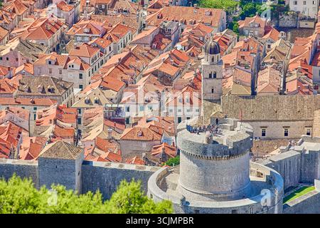 Vue à angle élevé sur les toits de tuiles rouges et les églises dans les environs de 2 kilomètres de murs de protection fortifiés piétonniers, Durbrovnik, Croatie, Europe Banque D'Images