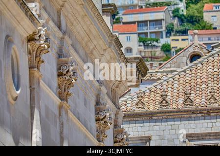 Gros plan sur les sculptures en grès sur le dessus des colonnes extérieures du Palais du Recteur, les sculptures sont de style gothique, Dubrovnik, Croatie Banque D'Images