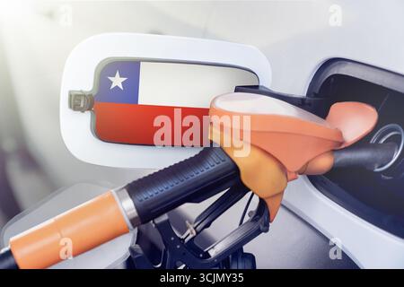 Le drapeau du Chili sur la trappe du réservoir d'essence d'une voiture à une station-service en gros plan. Prix élevés ou bas dans les stations-service chiliennes. Problèmes avec le fu Banque D'Images