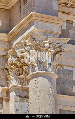 Gros plan sur les sculptures en grès sur le dessus des colonnes extérieures du Palais du Recteur, les sculptures sont de style gothique, Dubrovnik, Croatie Banque D'Images