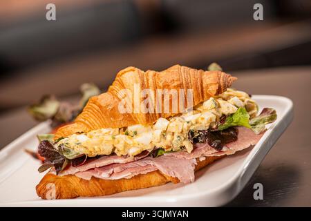 croissant avec jambon cuit et salade d'œufs Banque D'Images