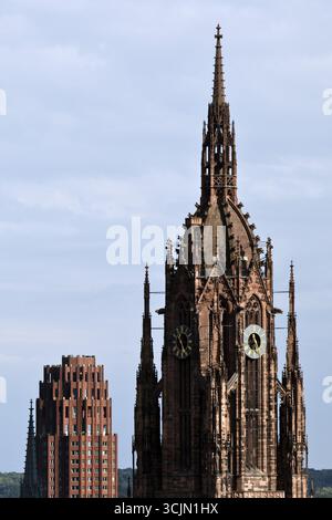 St Barthélemy's Cathedral Tower et Lindner Hotel Frankfurt main Plaza, Frankfurt am main, Hesse, Allemagne Banque D'Images