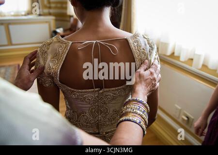 Mariée étant habillée en blouse brodée et bracelets Banque D'Images