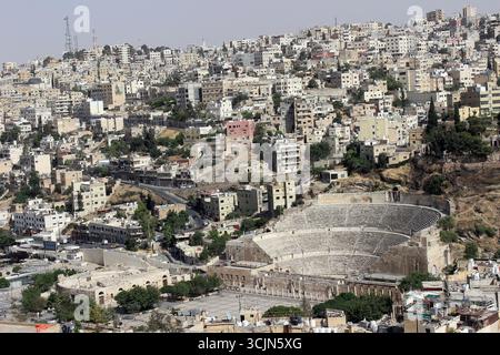 Amman Skyline Jordan avec des logements modernes et des entreprises entourant l'amphithéâtre romain Banque D'Images
