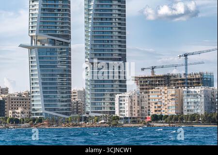 L'architecture contemporaine se mêlant à la mer méditerranée à Limassol, Chypre, présente des gratte-ciel de luxe et des constructions en cours Banque D'Images