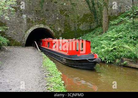 Bateau étroit ou barge émergeant du tunnel Chirk ou du Darkie sur le canal Llangollen à la frontière entre l'Angleterre et le pays de Galles septembre Banque D'Images