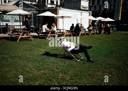 Une personne aime le temps chaud à Finsbury Square, Londres. Date de la photo : lundi 8 septembre 2025. Banque D'Images