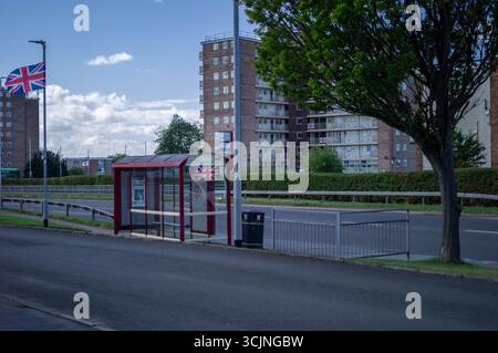 Les ANTI-RACISTES et l'extrême droite manifestent devant l'hôtel Brittania, Seacroft Leeds tous les vendredis. L’hôtel de Leeds héberge des réfugiés et des demandeurs d’asile. L’ancien Old Windmill Hotel à Seacroft à East Leeds appartient à la chaîne Britannia qui héberge les réfugiés dans le cadre de contrats gouvernementaux. Des groupes d’extrême droite, dont Patriotic Alternative et les Yorkshire Patriots, ciblent les hôtels dans une tentative d’attiser la haine des réfugiés et des demandeurs d’asile – en particulier dans cette communauté ouvrière. Opération Raise the Colours est une campagne politique de 2025 qui a commencé au Royaume-Uni d'affichage Banque D'Images