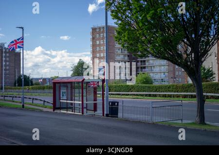 Les ANTI-RACISTES et l'extrême droite manifestent devant l'hôtel Brittania, Seacroft Leeds tous les vendredis. L’hôtel de Leeds héberge des réfugiés et des demandeurs d’asile. L’ancien Old Windmill Hotel à Seacroft à East Leeds appartient à la chaîne Britannia qui héberge les réfugiés dans le cadre de contrats gouvernementaux. Des groupes d’extrême droite, dont Patriotic Alternative et les Yorkshire Patriots, ciblent les hôtels dans une tentative d’attiser la haine des réfugiés et des demandeurs d’asile – en particulier dans cette communauté ouvrière. Opération Raise the Colours est une campagne politique de 2025 qui a commencé au Royaume-Uni d'affichage Banque D'Images