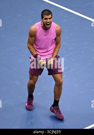 Flushing NY, États-Unis. 07 septembre 2025. Carlos Alcaraz d'Espagne réagit après avoir battu Jannik Sinner d'Italie 6-2 6-3 6-1 6-4 lors de la finale masculine lors de la finale de l'US Open sur le stade Arthur Ashe au centre national de tennis USTA Billie Jean King le 7 septembre 2025 à Flushing Queens. Crédit : Mpi04/Media Punch/Alamy Live News Banque D'Images