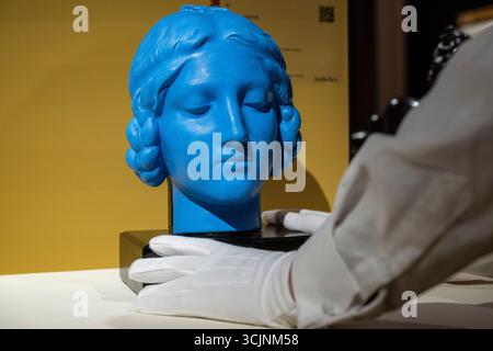 Londres, Royaume-Uni. 8 septembre 2025. 'tête' de René Magritte (estimation 300 000 - 500 000 GBP) en avant-première d'œuvres de la collection personnelle de Pauline Karpidas, y compris des chefs-d'œuvre de l'art surréaliste et du design de meubles qui ornaient sa maison unique à Londres. Les lots seront mis aux enchères dans les galeries Sotheby’s New Bond Street les 17 et 18 septembre. Credit : Stephen Chung / Alamy Live News Banque D'Images