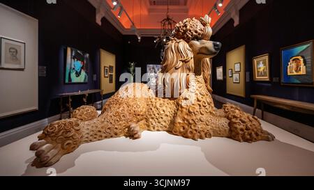 Londres, Royaume-Uni. 8 septembre 2025. 'Poodle' de Jeff Koons (estimation 1 000 000 - 1 500 000 GBP) en avant-première d'œuvres de la collection personnelle de Pauline Karpidas, y compris des chefs-d'œuvre de l'art surréaliste et du design de meubles qui ornaient sa maison unique à Londres. Les lots seront mis aux enchères dans les galeries Sotheby’s New Bond Street les 17 et 18 septembre. Credit : Stephen Chung / Alamy Live News Banque D'Images
