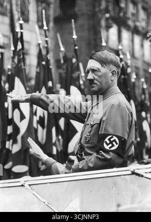 Le chancelier du Reich Adolf Hitler dans une voiture recevant le défilé, 1937 Banque D'Images