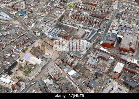 Vue aérienne du centre-ville de Blackpool autour de la place John's Square & Winter Gardens Banque D'Images