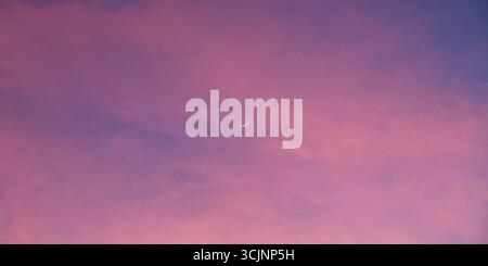 Le premier croissant de lune, également connu sous le nom de croissant de lune initial, un petit ruban de lumière à l'ouest au coucher du soleil, en forme de « C » renversé Banque D'Images