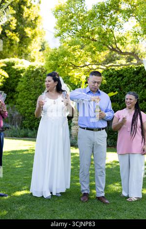 Célébrer un mariage senior en plein air, couple senior avec champagne, sourire et profiter du moment Banque D'Images