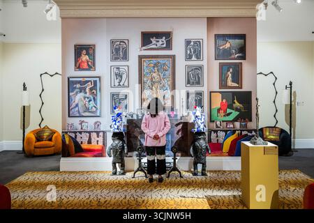 Londres, Royaume-Uni. 8 septembre 2025. Une installation murale représentative de la façon dont certaines des œuvres ont été accrochées - met en avant-première pour les ventes de la collection d'articles appartenant à la légende du monde de l'art Pauline Karpidas à Sothebys Londres. Créé en collaboration avec Replica, il agit comme un « portail surréaliste dans l'esprit de Pauline ». L'exposition publique s'ouvre le 8 septembre, suivie des ventes aux enchères du soir et de la journée les 17 et 18 septembre, et de la vente aux enchères en ligne du 8 au 19 septembre. Crédit : Guy Bell/Alamy Live News Banque D'Images