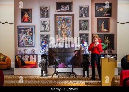 Londres, Royaume-Uni. 8 septembre 2025. Une installation murale représentative de la façon dont certaines des œuvres ont été accrochées - met en avant-première pour les ventes de la collection d'articles appartenant à la légende du monde de l'art Pauline Karpidas à Sothebys Londres. Créé en collaboration avec Replica, il agit comme un « portail surréaliste dans l'esprit de Pauline ». L'exposition publique s'ouvre le 8 septembre, suivie des ventes aux enchères du soir et de la journée les 17 et 18 septembre, et de la vente aux enchères en ligne du 8 au 19 septembre. Crédit : Guy Bell/Alamy Live News Banque D'Images