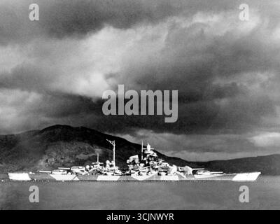 NARVIK, NORVÈGE - vers 1943 - le cuirpitz allemand Kriegsmarine de classe Bismark a ancré dans la baie de Bogen près de Narvik, Norvège pendant la première Guerre mondiale Banque D'Images