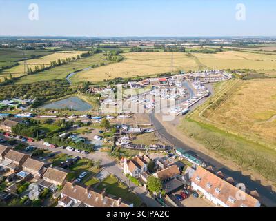 vue aérienne des yachts amarrés dans la marina de swale sittingbourne kent Banque D'Images