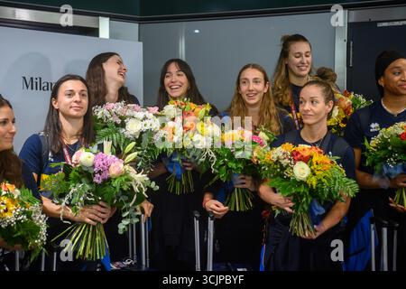 Milan, Italie. 08 septembre 2025. Nazionale italiana di Pallavolo Femminile all'aeroporto di Malpensa di ritorno dai Mondiali vinti in Thailandia - Milano, 08 Settembre 2025 (Foto Claudio Furlan/Lapresse) équipe italienne féminine de volleyball à l'aéroport de Malpensa de retour des Championnats du monde remportés en Thaïlande - Milan, 8 septembre 2025 (photo Claudio Furlan/Lapresse) crédit : LaPresse/Alamy Live News Banque D'Images
