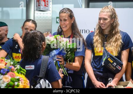 Milan, Italie. 08 septembre 2025. Nazionale italiana di Pallavolo Femminile all'aeroporto di Malpensa di ritorno dai Mondiali vinti in Thailandia - Milano, 08 Settembre 2025 (Foto Claudio Furlan/Lapresse) équipe italienne féminine de volleyball à l'aéroport de Malpensa de retour des Championnats du monde remportés en Thaïlande - Milan, 8 septembre 2025 (photo Claudio Furlan/Lapresse) crédit : LaPresse/Alamy Live News Banque D'Images