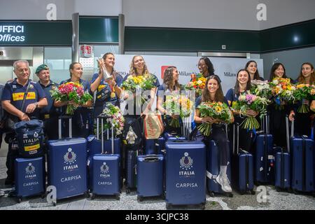 Milan, Italie. 08 septembre 2025. Nazionale italiana di Pallavolo Femminile all'aeroporto di Malpensa di ritorno dai Mondiali vinti in Thailandia - Milano, 08 Settembre 2025 (Foto Claudio Furlan/Lapresse) équipe italienne féminine de volleyball à l'aéroport de Malpensa de retour des Championnats du monde remportés en Thaïlande - Milan, 8 septembre 2025 (photo Claudio Furlan/Lapresse) crédit : LaPresse/Alamy Live News Banque D'Images